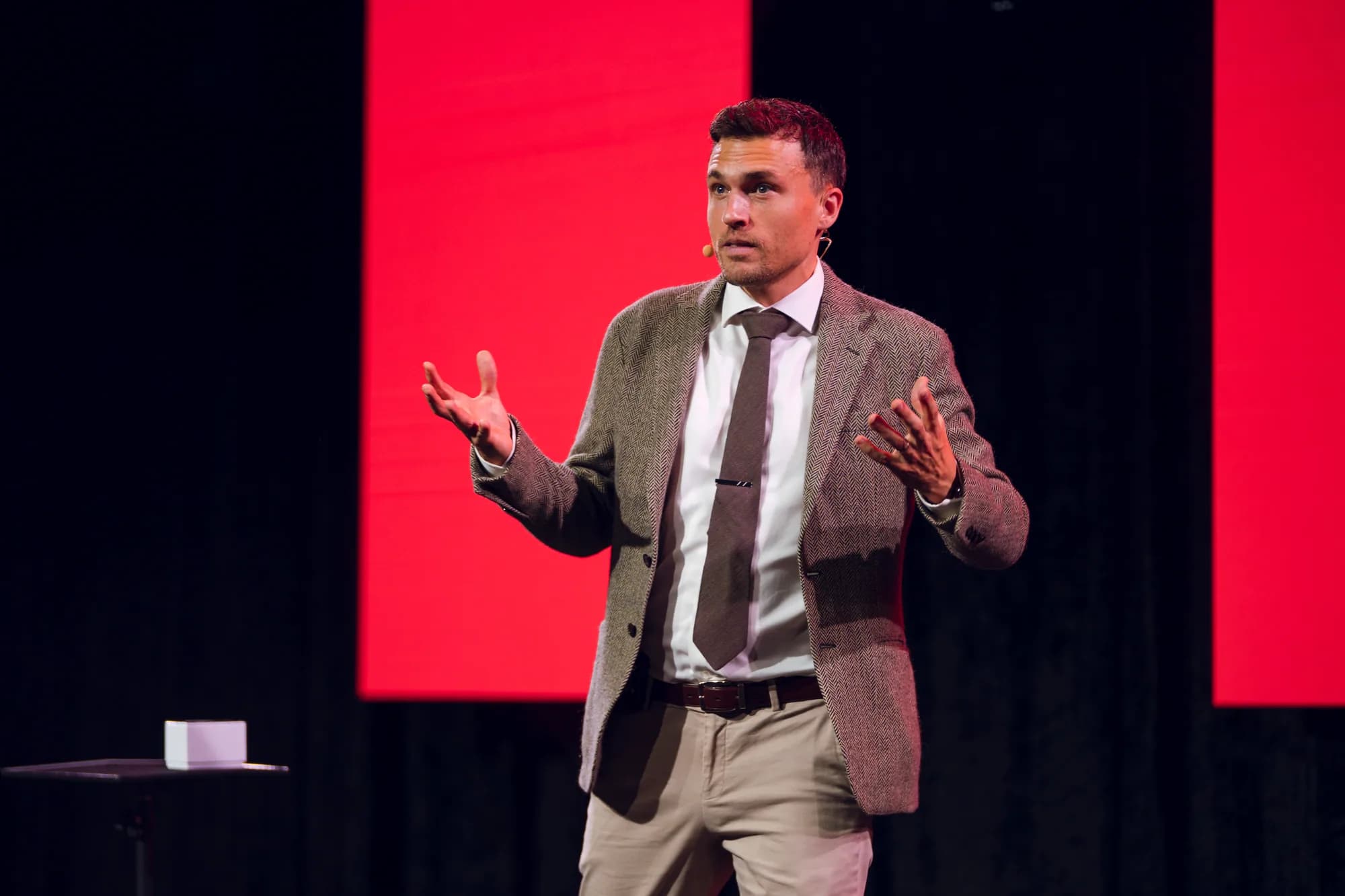 Andy Nunn delivering an engaging corporate keynote for business leaders