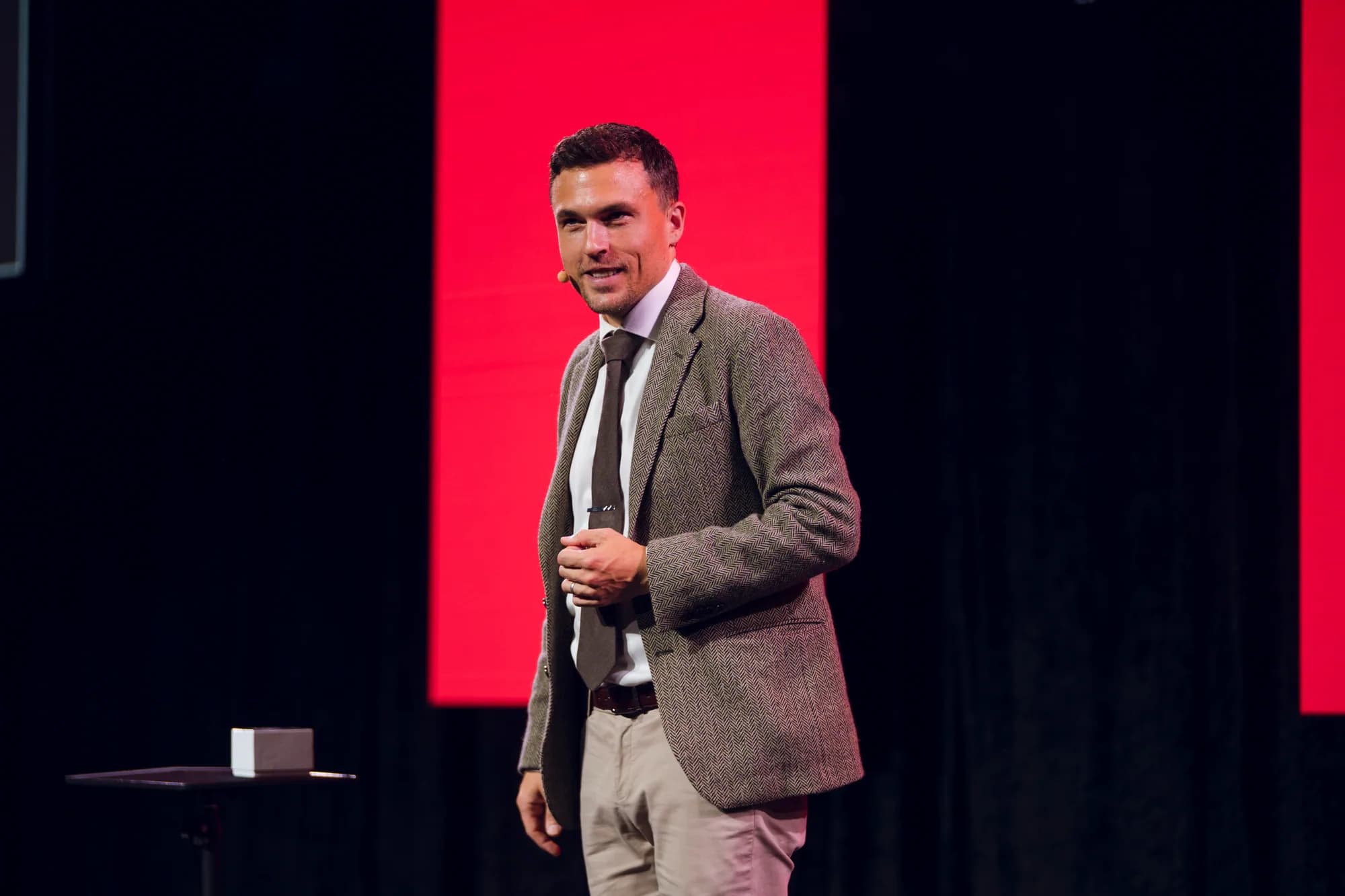 Andy Nunn presenting to a corporate conference audience as a leadership speaker
