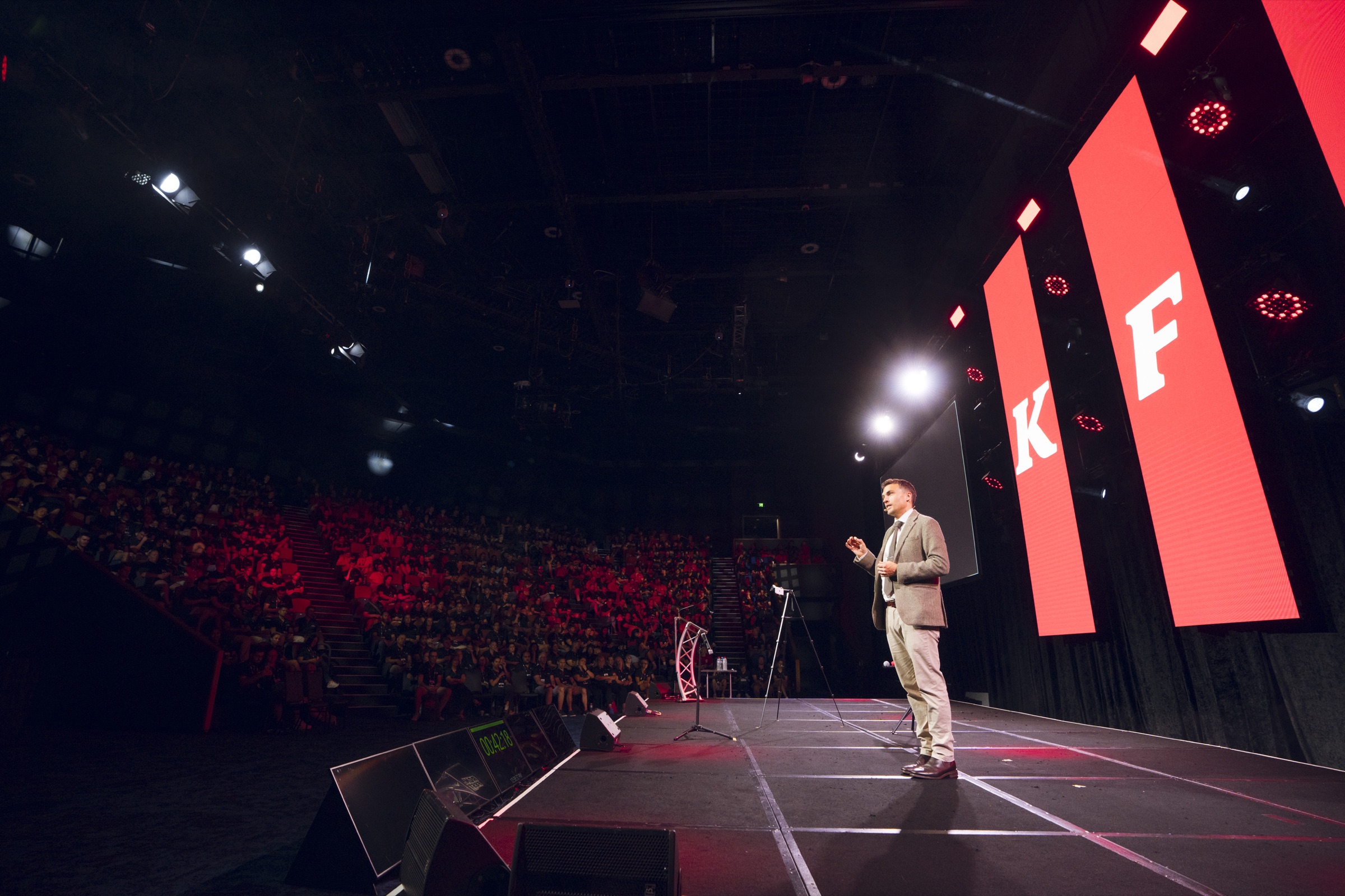 Andy Nunn performing live mentalism for a corporate audience in New Zealand