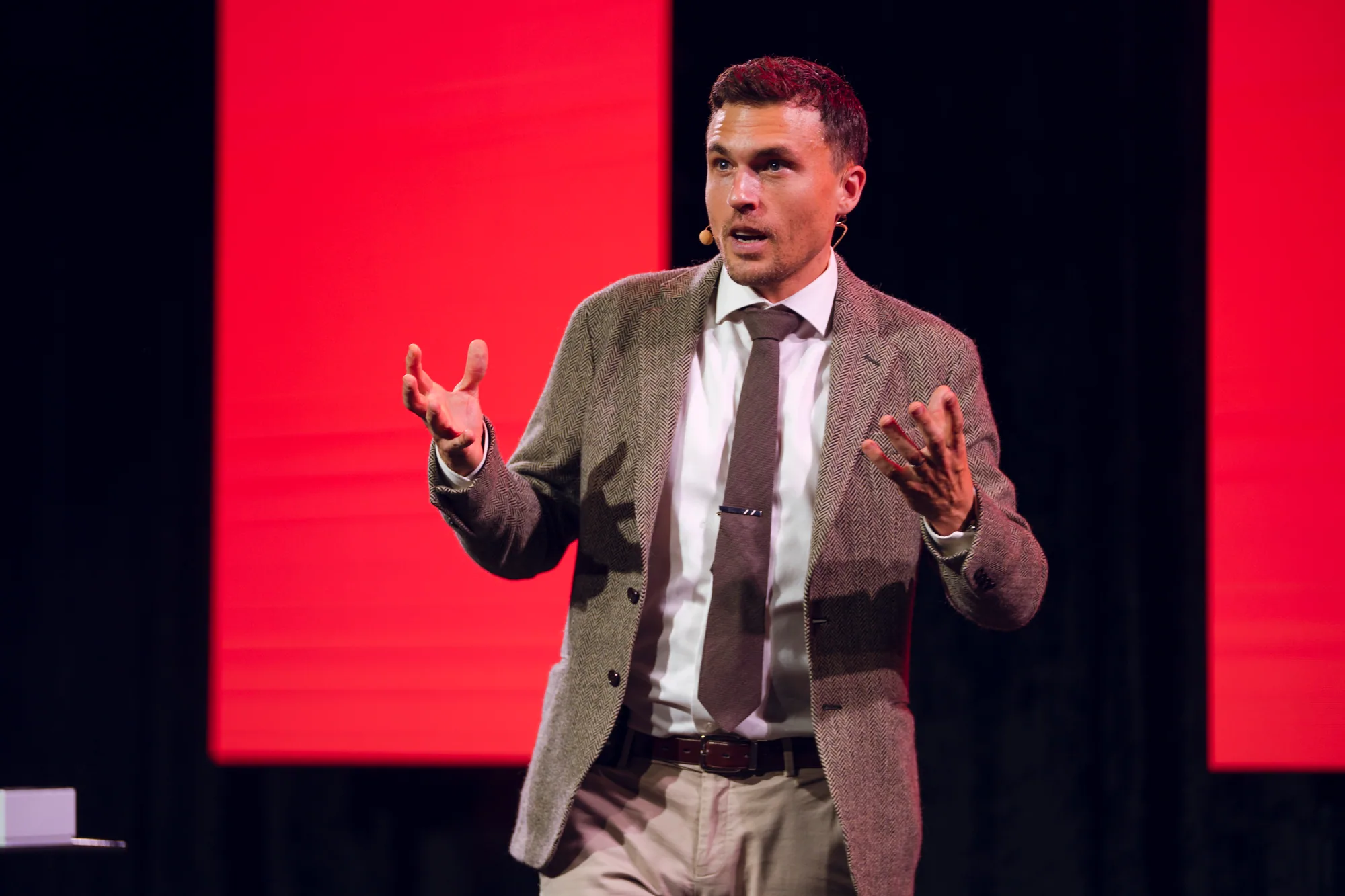 Andy Nunn presenting an interactive mentalism show on stage