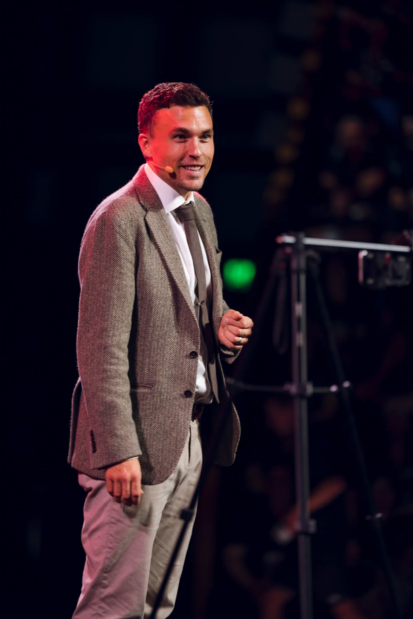 Andy Nunn moving across the stage during a live corporate mentalism performance